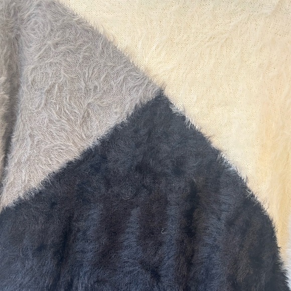 NWT Boutique Brand Fuzzy Color Block Relax Fit Sweater - Picture 6 of 12